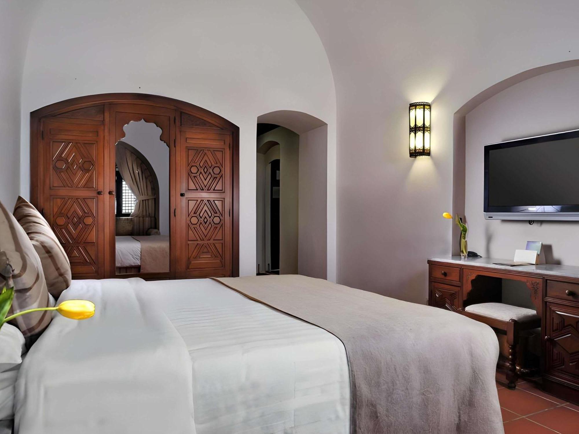 Classic Queen Room Partial Sea View