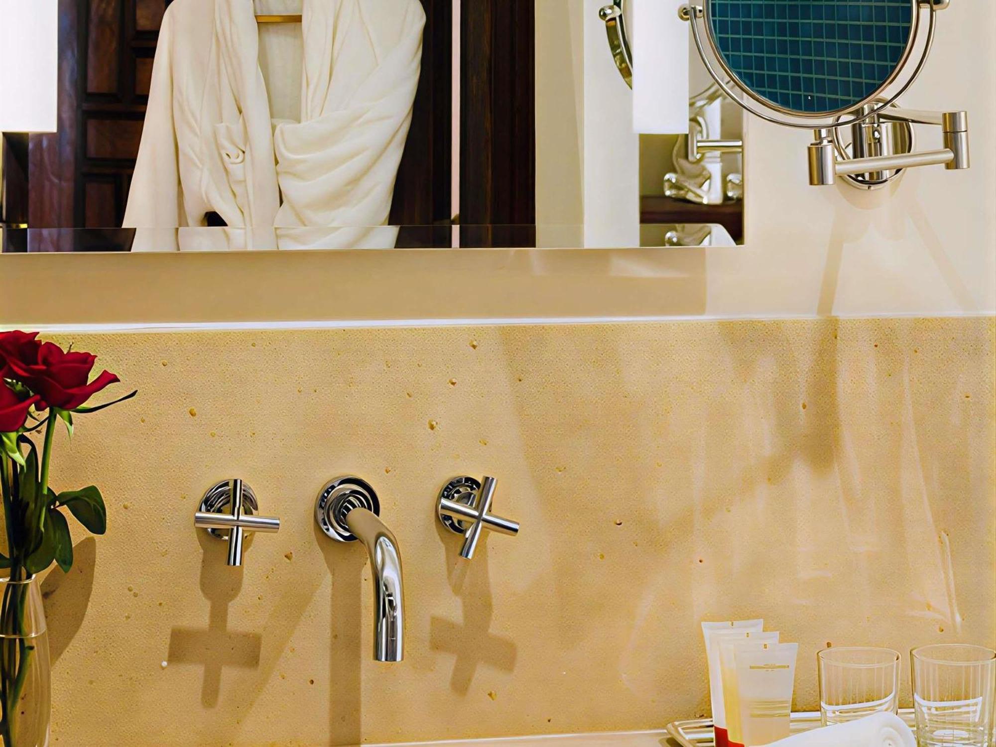 Classic Queen Room Partial Sea View
